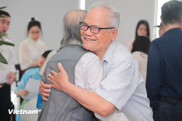 Những cái ôm sau nhiều năm gặp lại của các phóng viên chiến trường xưa. (Ảnh: Hoài Nam/Vietnam+) Những cái ôm sau nhiều năm gặp lại của các phóng viên chiến trường xưa. (Ảnh: Hoài Nam/Vietnam+)