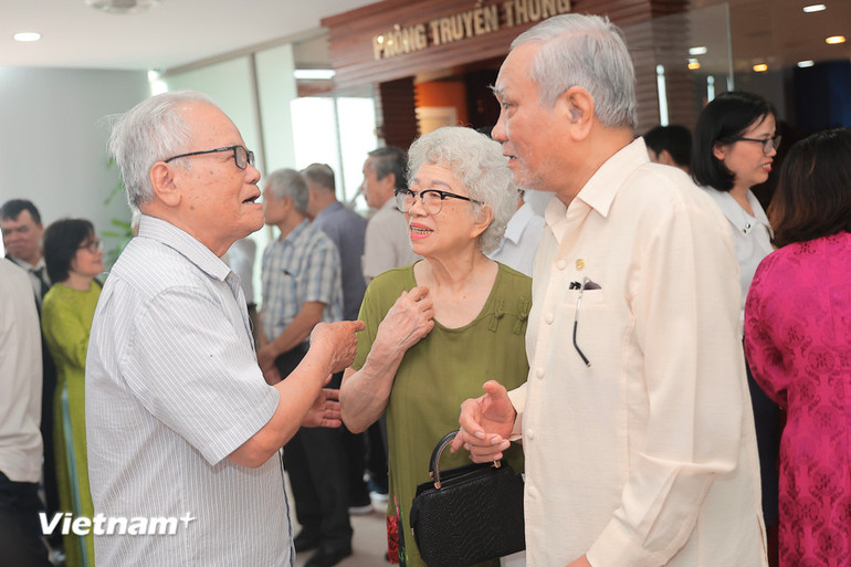 Chính những đóng góp bền bỉ và thầm lặng của thế hệ đi trước đã làm nên một chặng đường đầy vẻ vang và tự hào của ngành thông tấn cách mạng Việt Nam. (Ảnh: Hoài Nam/Vietnam+) Chính những đóng góp bền bỉ và thầm lặng của thế hệ đi trước đã làm nên một chặng đường đầy vẻ vang và tự hào của ngành thông tấn cách mạng Việt Nam. (Ảnh: Hoài Nam/Vietnam+)