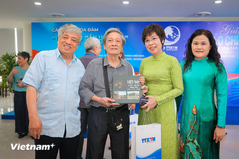 Đây là dịp đặc biệt để tri ân các thế hệ cán bộ, phóng viên, kỹ thuật viên và nhân viên của ngành thông tấn - những người đã có những đóng góp quan trọng trong các cuộc kháng chiến bảo vệ Tổ quốc và thực hiện nghĩa vụ quốc tế tại Lào và Campuchia và cũng là dịp để các nhà báo lão thành tiếp thêm lửa cho thế hệ trẻ Thông tấn xã Việt Nam hôm nay. (Ảnh: Hoài Nam/Vietnam+) Đây là dịp đặc biệt để tri ân các thế hệ cán bộ, phóng viên, kỹ thuật viên và nhân viên của ngành thông tấn - những người đã có những đóng góp quan trọng trong các cuộc kháng chiến bảo vệ Tổ quốc và thực hiện nghĩa vụ quốc tế tại Lào và Campuchia và cũng là dịp để các nhà báo lão thành tiếp thêm lửa cho thế hệ trẻ Thông tấn xã Việt Nam hôm nay. (Ảnh: Hoài Nam/Vietnam+)