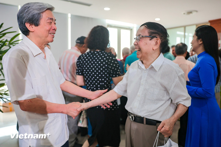 Cuộc gặp mặt của những phóng viên, biên tập viên, kỹ thuật viên và nhân viên hậu phương năm xưa - những người đã sát cánh cùng đồng đội nơi tuyến lửa, góp phần đưa tin tức và hình ảnh từ chiến trường đến với công chúng một cách kịp thời, chính xác và cảm động. (Ảnh: Hoài Nam/Vietnam+) Cuộc gặp mặt của những phóng viên, biên tập viên, kỹ thuật viên và nhân viên hậu phương năm xưa - những người đã sát cánh cùng đồng đội nơi tuyến lửa, góp phần đưa tin tức và hình ảnh từ chiến trường đến với công chúng một cách kịp thời, chính xác và cảm động. (Ảnh: Hoài Nam/Vietnam+)