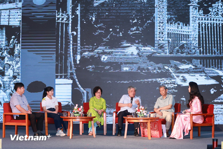 Chương trình có sự tham dự của nhiều cán bộ, phóng viên, kỹ thuật viên và nhân viên của Thông tấn xã Việt Nam từng tham gia các cuộc kháng chiến bảo vệ Tổ quốc, làm nghĩa vụ quốc tế ở Lào và Campuchia, được tổ chức theo hình thức trực tiếp tại điểm cầu Hà Nội kết hợp trực tuyến tại hai điểm cầu Đà Nẵng và Thành phố Hồ Chí Minh. (Ảnh: Hoài Nam/Vietnam+) Chương trình có sự tham dự của nhiều cán bộ, phóng viên, kỹ thuật viên và nhân viên của Thông tấn xã Việt Nam từng tham gia các cuộc kháng chiến bảo vệ Tổ quốc, làm nghĩa vụ quốc tế ở Lào và Campuchia, được tổ chức theo hình thức trực tiếp tại điểm cầu Hà Nội kết hợp trực tuyến tại hai điểm cầu Đà Nẵng và Thành phố Hồ Chí Minh. (Ảnh: Hoài Nam/Vietnam+)