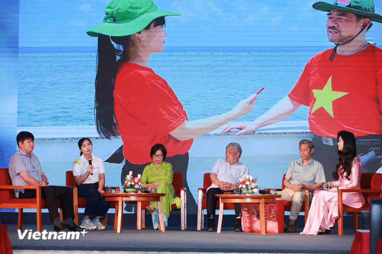 Tiếp nối thế hệ đi trước, nhà báo Cao Thùy Giang, Báo điện tử VietnamPlus chia sẻ về những lần tác nghiệp ở Trường Sa. (Ảnh: Hoài Nam/Vietnam+) Tiếp nối thế hệ đi trước, nhà báo Cao Thùy Giang, Báo điện tử VietnamPlus chia sẻ về những lần tác nghiệp ở Trường Sa. (Ảnh: Hoài Nam/Vietnam+)