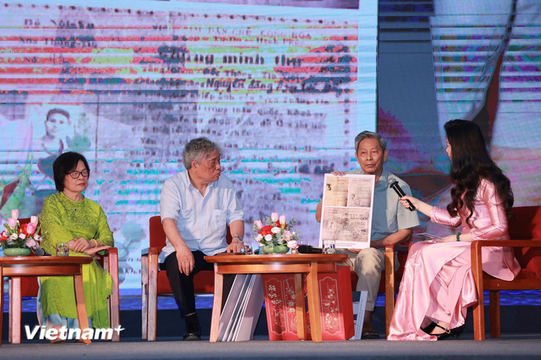 Nghệ sĩ nhiếp ảnh, nhà báo Chu Chí Thành chia sẻ về những bức ảnh ghi lại trong thời chiến. (Ảnh: Hoài Nam/Vietnam+) Nghệ sĩ nhiếp ảnh, nhà báo Chu Chí Thành chia sẻ về những bức ảnh ghi lại trong thời chiến. (Ảnh: Hoài Nam/Vietnam+)