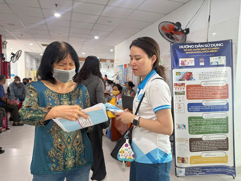 BHXH quận 3 tuyên truyền những nội dung mới, cơ bản của Luật BHXH năm 2024 tại Bệnh viện quận 3.