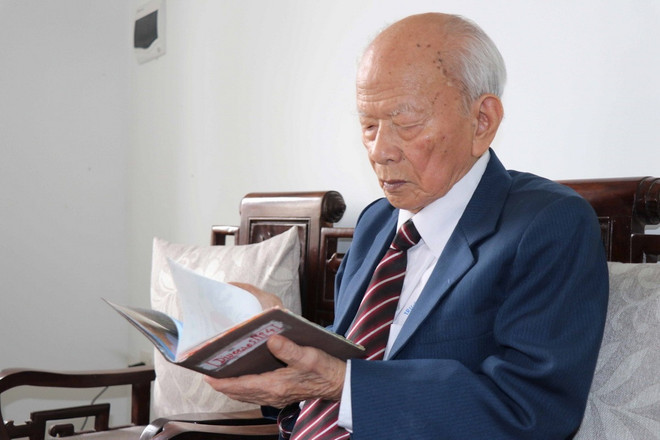 Thiếu tướng Huỳnh Đắc Hương ôn lại những kỷ niệm với Đại tướng, Tổng chỉ huy Khamtay Siphandone. (Ảnh: ĐOÀN HỮU TRUNG/TTXVN) Thiếu tướng Huỳnh Đắc Hương ôn lại những kỷ niệm với Đại tướng, Tổng chỉ huy Khamtay Siphandone. (Ảnh: ĐOÀN HỮU TRUNG/TTXVN)