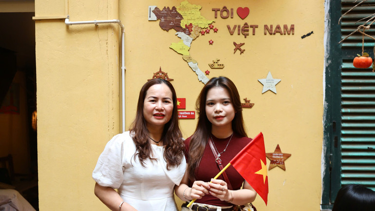 Cô Lý Thị Linh chia sẻ: “Chúng tôi muốn cùng chụp một bộ ảnh nhân dịp kỷ niệm Ngày Giải phóng miền nam. Tôi thấy những hoạt động trang trí như thế này rất ấn tượng và ý nghĩa. Vừa là dịp để hai mẹ con có thời gian bên nhau, vừa là cơ hội để mọi người cùng cảm nhận không khí hân hoan của ngày kỷ niệm”.