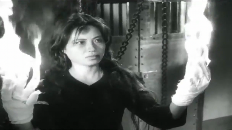 Cảnh quay nhân vật Vân bị địch tra tấn, đốt mười đầu ngón tay. (Ảnh: Đài Truyền hình Việt Nam cung cấp)