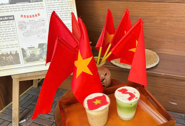 Nhiều quán cà-phê được trang hoàng nổi bật với sắc đỏ rực rỡ của quốc kỳ.