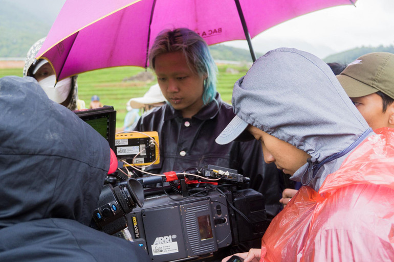 Đạo diễn Phương Vũ và ê-kíp thực hiện các cảnh quay. (Ảnh: ViewFinderMedia)