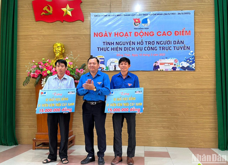 Bí thư Tỉnh đoàn Đồng Tháp Huỳnh Minh Thức trao tặng 2 công trình và 4 suất học bổng cho học sinh của 2 trường THPT ở thành phố Sa Đéc, tỉnh Đồng Tháp.