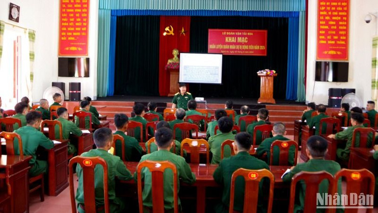 Đại tá Vương Kim Hải, Bí thư Đảng ủy, Chính ủy Cục Hậu cần Quân khu 4, kiểm tra nội dung giáo dục chính trị cho quân nhân dự bị - Khung B tại Lữ đoàn Vận tải 654.