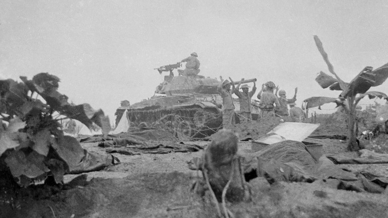 Họa sĩ nào hy sinh trong khi đang ký họa trực tiếp mô tả cảnh chiến sĩ và dân công hỏa tuyến mừng vui phấn khởi trở về sau ngày chiến thắng Điện Biên? ảnh 1