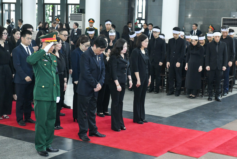 Đoàn báo Đại biểu nhân dân viếng Tổng Bí thư Nguyễn Phú Trọng.