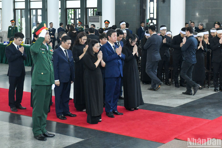 Nhà xuất bản Chính trị quốc gia Sự thật viếng Tổng Bí thư Nguyễn Phú Trọng.