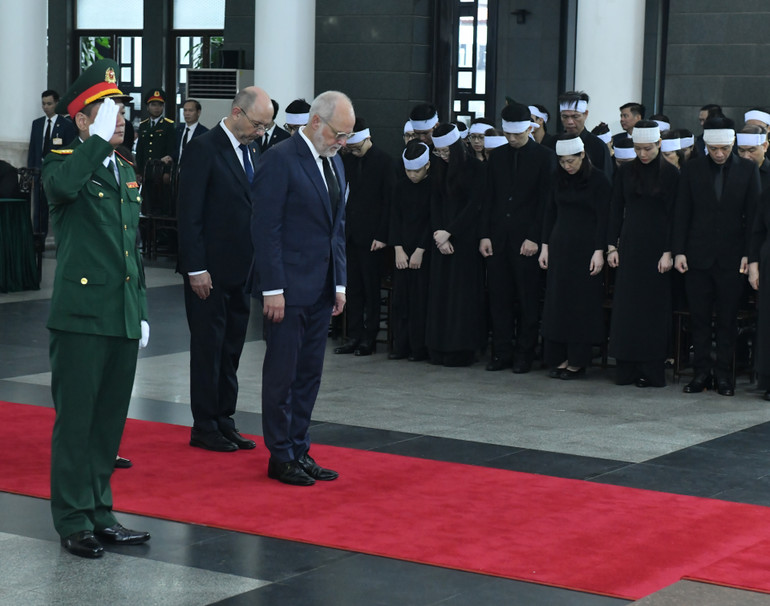 Đoàn Thụy Sĩ viếng Tổng Bí thư Nguyễn Phú Trọng.