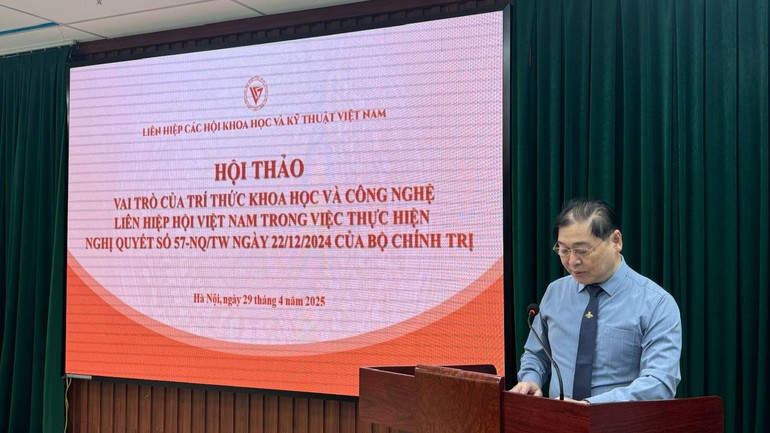 TSKH Phan Xuân Dũng, Chủ tịch Liên hiệp hội Việt Nam phát biểu khai mạc Hội thảo.