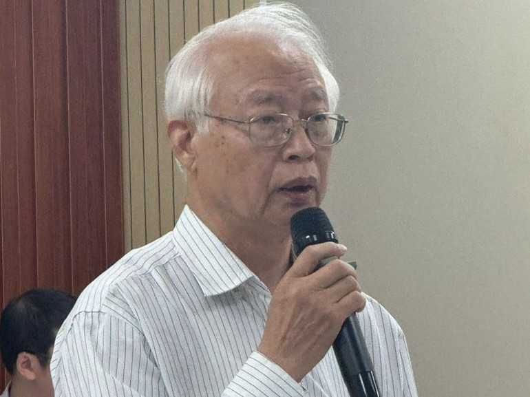 Tiến sĩ Phạm Văn Tân phát biểu ý kiến.