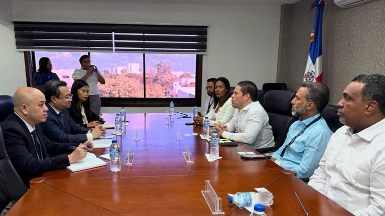 Bộ trưởng Xây dựng Nguyễn Thanh Nghị đã có cuộc hội đàm với Bộ trưởng Bộ Nhà ở, Môi trường sống và Xây dựng Cộng hòa Dominica Carlos Bonilla Sánchez.