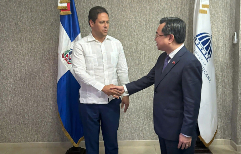Bộ trưởng Xây dựng Nguyễn Thanh Nghị và Bộ trưởng Bộ Nhà ở, Môi trường sống và Xây dựng Cộng hòa Dominica Carlos Bonilla Sánchez.
