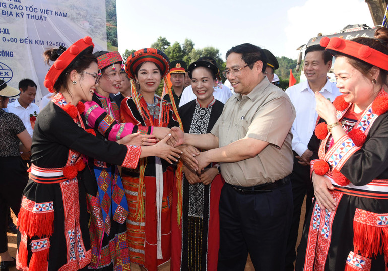 Thủ tướng Phạm Minh Chính với nhân dân và đồng bào dân tộc khu vực Dự án cao tốc Tuyên Quang-Hà Giang giai đoạn 1.