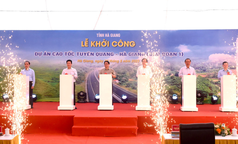 Thủ tướng Phạm Minh Chính và các đại biểu khởi công Dự án cao tốc Tuyên Quang-Hà Giang giai đoạn 1.