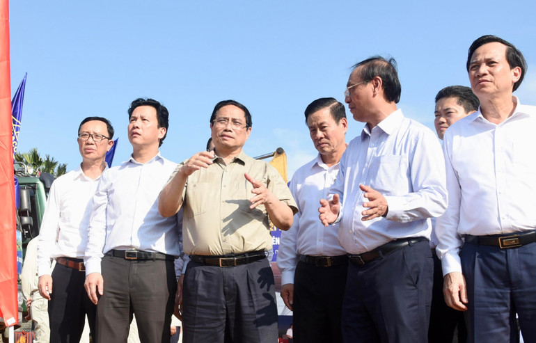 Thủ tướng Phạm Minh Chính thị sát công trường thi công Dự án cao tốc Tuyên Quang-Hà Giang giai đoạn 1.