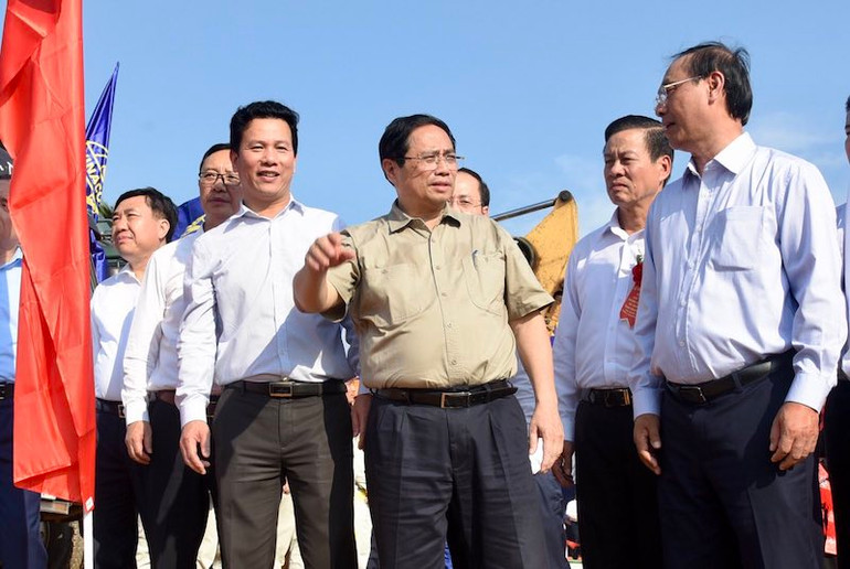 Thủ tướng Phạm Minh Chính thị sát công trường dự án. (Ảnh: Trần Hải)
