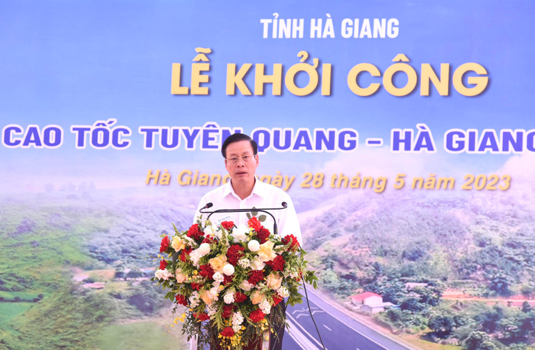 Chủ tịch UBND tỉnh Hà Giang Nguyễn Văn Sơn báo cáo tiến độ thực hiện Dự án cao tốc Tuyên Quang-Hà Giang giai đoạn 1.