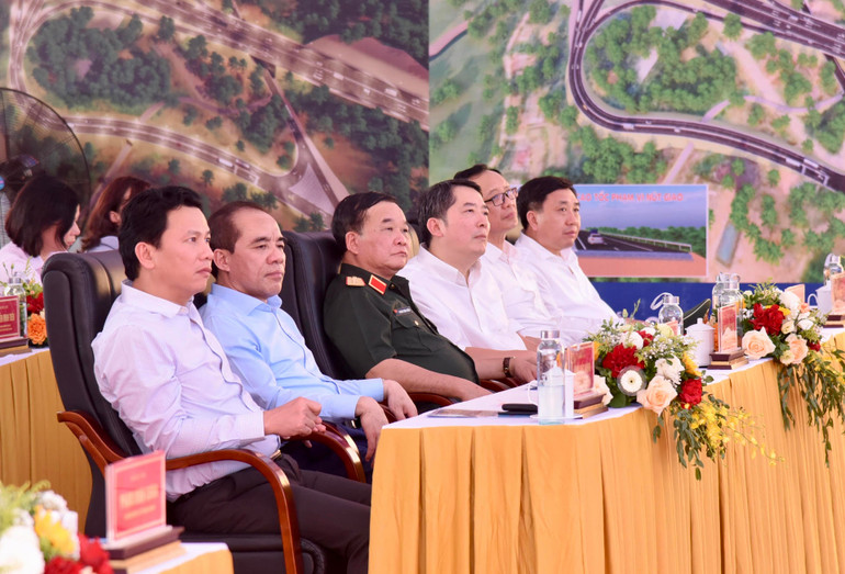 Các đại biểu tham dự lễ khởi công.