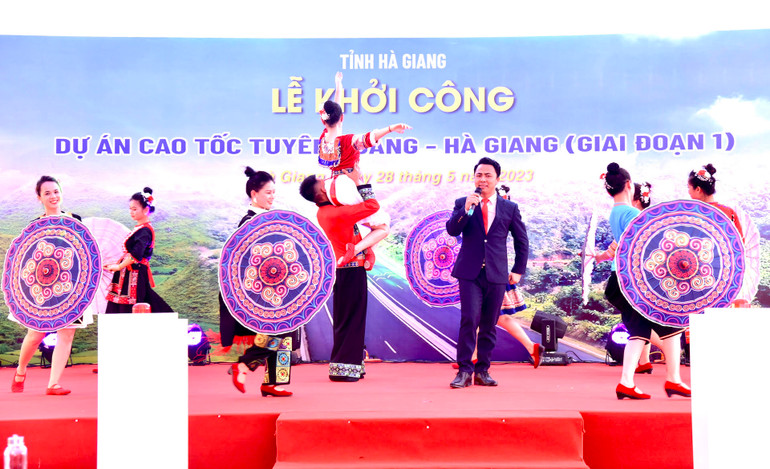 Chương trình nghệ thuật chào mừng lễ khởi công.