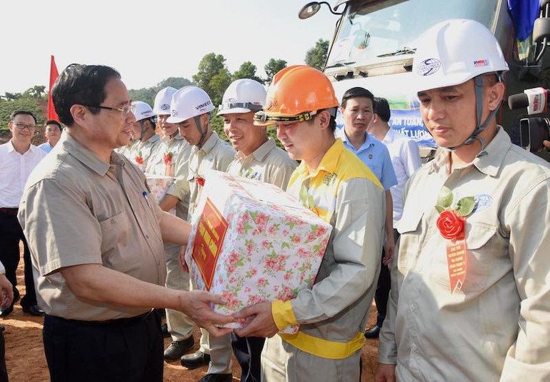 Thủ tướng Phạm Minh Chính tặng quà động viên các động viên đơn vị thi công trên công trường. (Ảnh: Trần Hải)