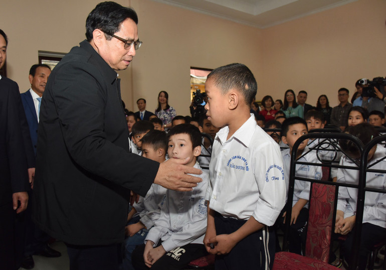 Thủ tướng Phạm Minh Chính Thăm hỏi và động viên các cháu học sinh. (Ảnh: TRẦN HẢI)