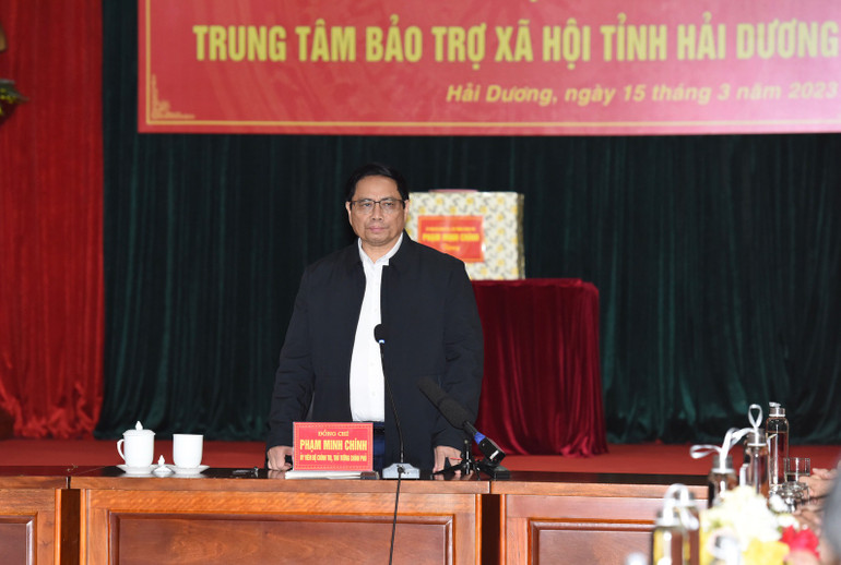 Thủ tướng Phạm Minh Chính phát biểu tại buổi làm việc với giáo viên và học sinh của Trung tâm Bảo trợ xã hội tỉnh Hải Dương. (Ảnh: TRẦN HẢI)