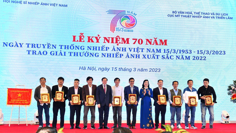 Các nghệ sĩ nhiếp ảnh được trao Giải thưởng Nhiếp ảnh xuất sắc năm 2022. (Ảnh: ĐĂNG KHOA)