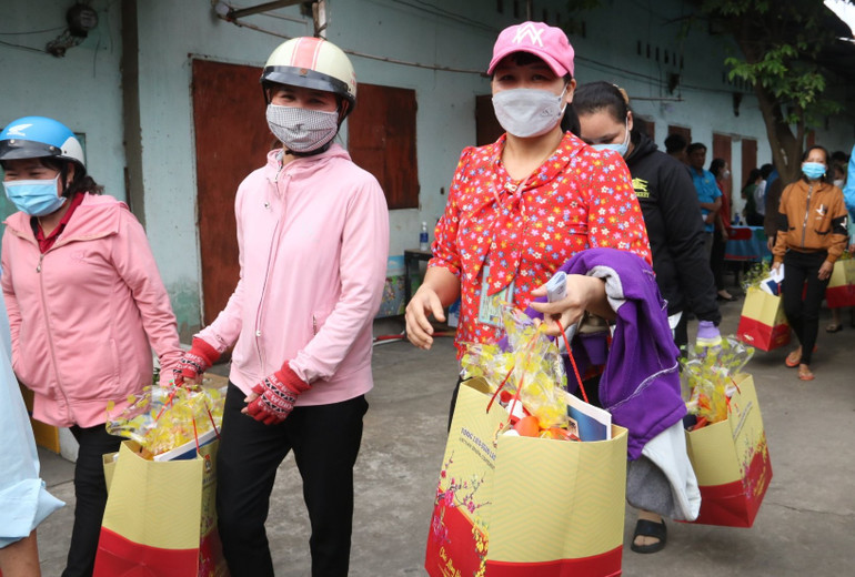 Nhiều công nhân lao động khó khăn ở lại Bình Dương đón Tết được nhận quà.