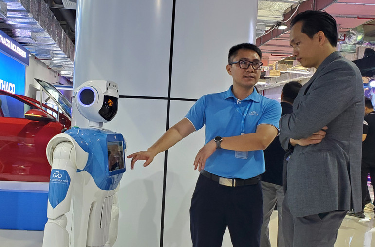 Khách dự Triển lãm tìm hiểu sản phẩm robot của doanh nghiệp trong nước chế tạo