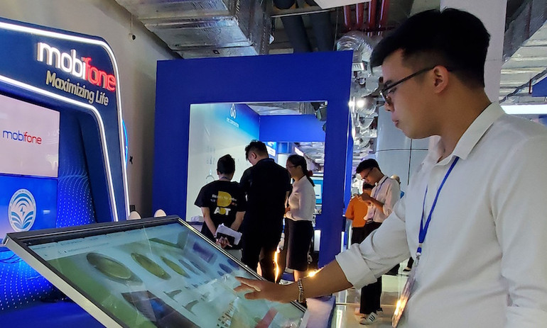 Khách tham quan trải nghiệm công nghệ tại gian hàng Mobifone.