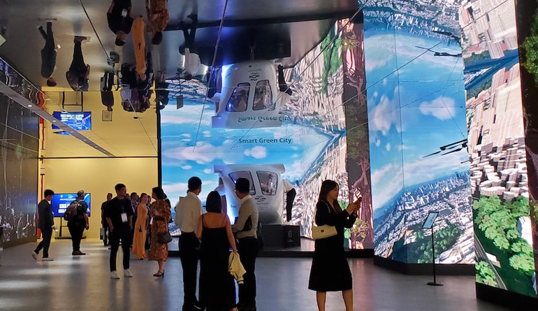 Khu vực triển lãm của Tập đoàn SK (Hàn Quốc) thu hút nhiều khách tham quan