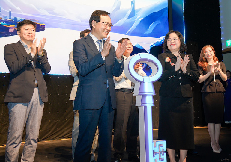 Đại biểu nhấn nút khai mạc chương trình Samsung Innovation Campus 2023-2024.