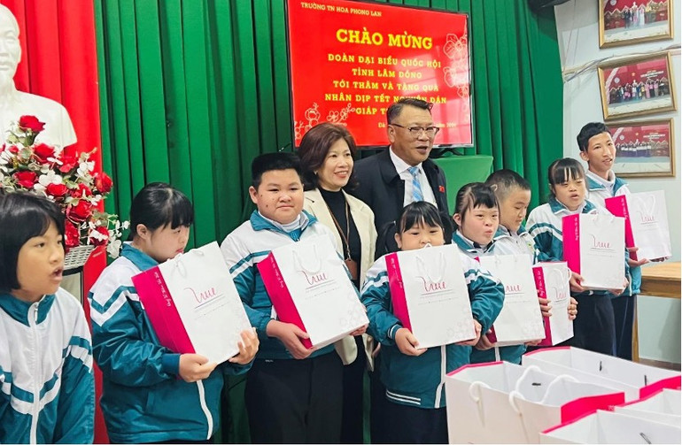 Phó Trưởng Đoàn Đại biểu Quốc hội tỉnh Lâm Đồng Nguyễn Tạo thăm, tặng quà Tết cho học sinh Trường Thiểu năng Phong Lan, Lâm Đồng.