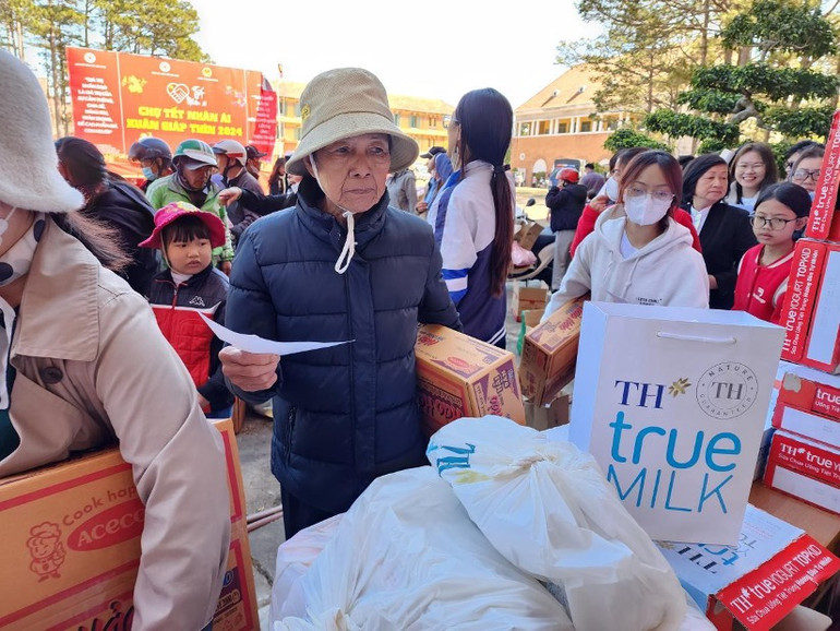 Lãnh đạo Trung ương Hội Chữ thập đỏ Việt Nam trao phần quà TH true MILK cho người dân có hoàn cảnh khó khăn tại Hội chợ Tết Nhân ái tỉnh Lâm Đồng.