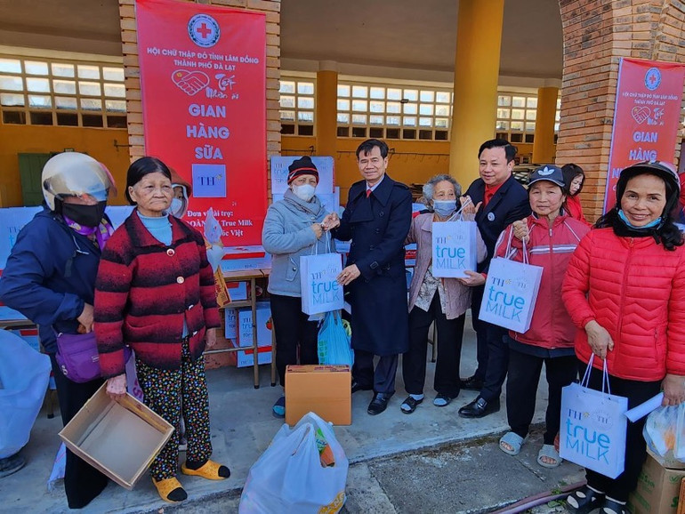 Lãnh đạo Trung ương Hội Chữ thập đỏ Việt Nam và tỉnh Lâm Đồng trao tặng quà Tết cho người có hoàn cảnh khó khăn tại Hội chợ Tết Nhân ái Xuân Giáp Thìn 2024 tỉnh Lâm Đồng.