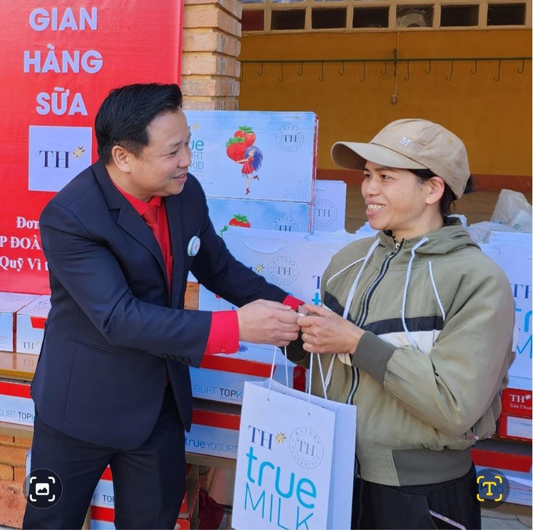 Lãnh đạo Trung ương Hội Chữ thập đỏ Việt Nam trao phần quà TH true MILK cho người dân có hoàn cảnh khó khăn tại Hội chợ Tết Nhân ái tỉnh Lâm Đồng.