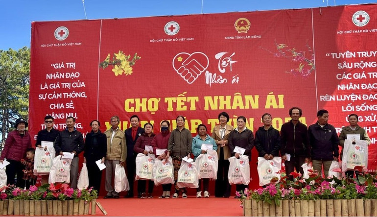 Đại diện các gia đình chính sách, các hộ khó khăn tại tỉnh Lâm Đồng đón nhận quà Tết tại Hội chợ Tết Nhân ái Xuân Giáp Thìn 2024.