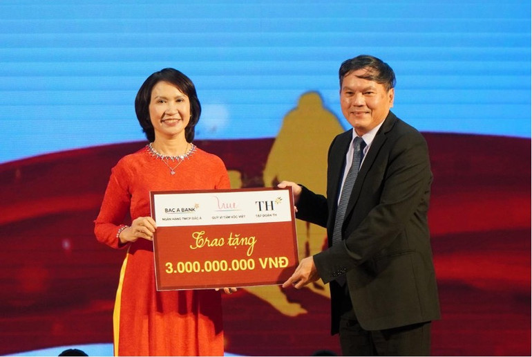 Ông Nguyễn Công Vĩnh, đại diện ba đơn vị trao tặng món quà ý nghĩa này tới UBND tỉnh Đắk Nông.