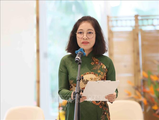 Chủ tịch danh dự Nhóm Phụ nữ Cộng đồng ASEAN Vũ Thị Bích Ngọc phát biểu. (Ảnh: TTXVN)