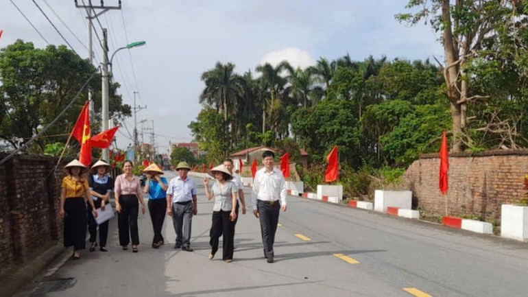 Lãnh đạo Hội liên hiệp Phụ nữ huyện Gia Lâm và lãnh đạo Đảng ủy xã Phú Thị nghiệm thu tuyến đường mới. Lãnh đạo Hội liên hiệp Phụ nữ huyện Gia Lâm và lãnh đạo Đảng ủy xã Phú Thị nghiệm thu tuyến đường mới.