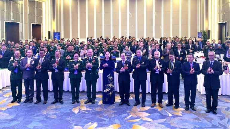 Phó Chủ tịch nước Võ Thị Ánh Xuân (trang phục áo dài) và Anh hùng lao động Lê Văn Kiểm cùng các đại biểu dự Diễn đàn Doanh nghiệp cựu chiến binh các nước ASEAN.