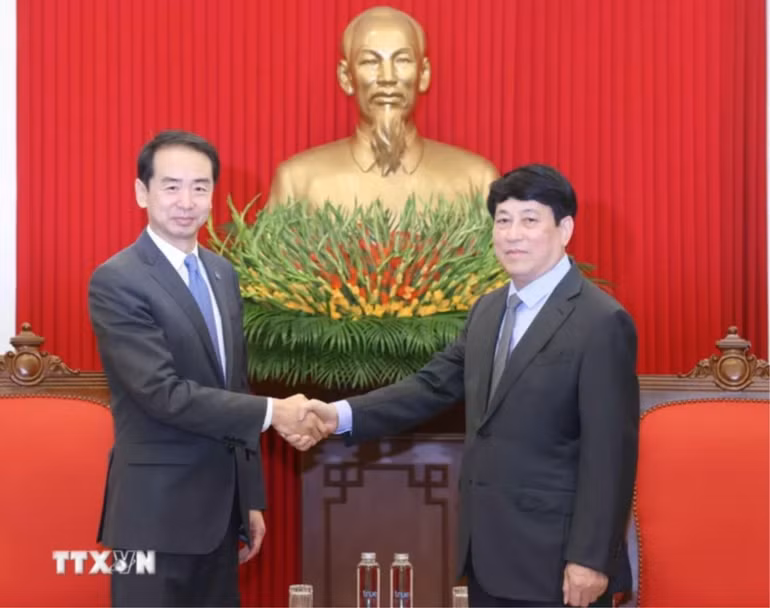 Thường trực Ban Bí thư Lương Cường tiếp Đại sứ Trung Quốc tại Việt Nam Hà Vĩ. (Ảnh: Phương Hoa/TTXVN)