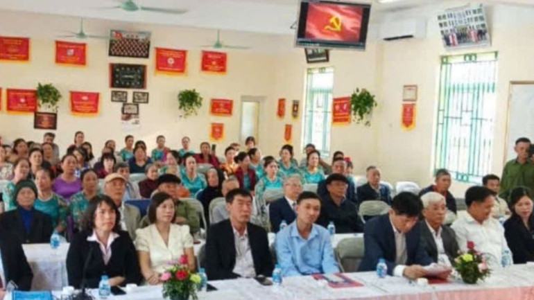 Lãnh đạo Đảng ủy xã Phú Thụy lắng nghe ý kiến người dân hiến kế xây dựng quê hương. Lãnh đạo Đảng ủy xã Phú Thụy lắng nghe ý kiến người dân hiến kế xây dựng quê hương.